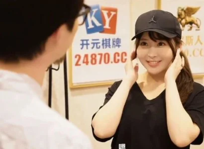 Cô nhân viên giao hàng dễ tính dễ tính khi giao hàng
