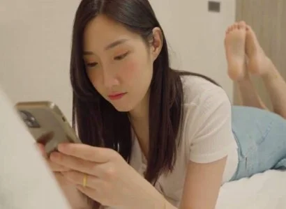 Người phụ nữ hú hí cùng anh nhân viên giao hàng